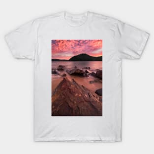 Pink skies over rocks and mountains in Ettalong T-Shirt